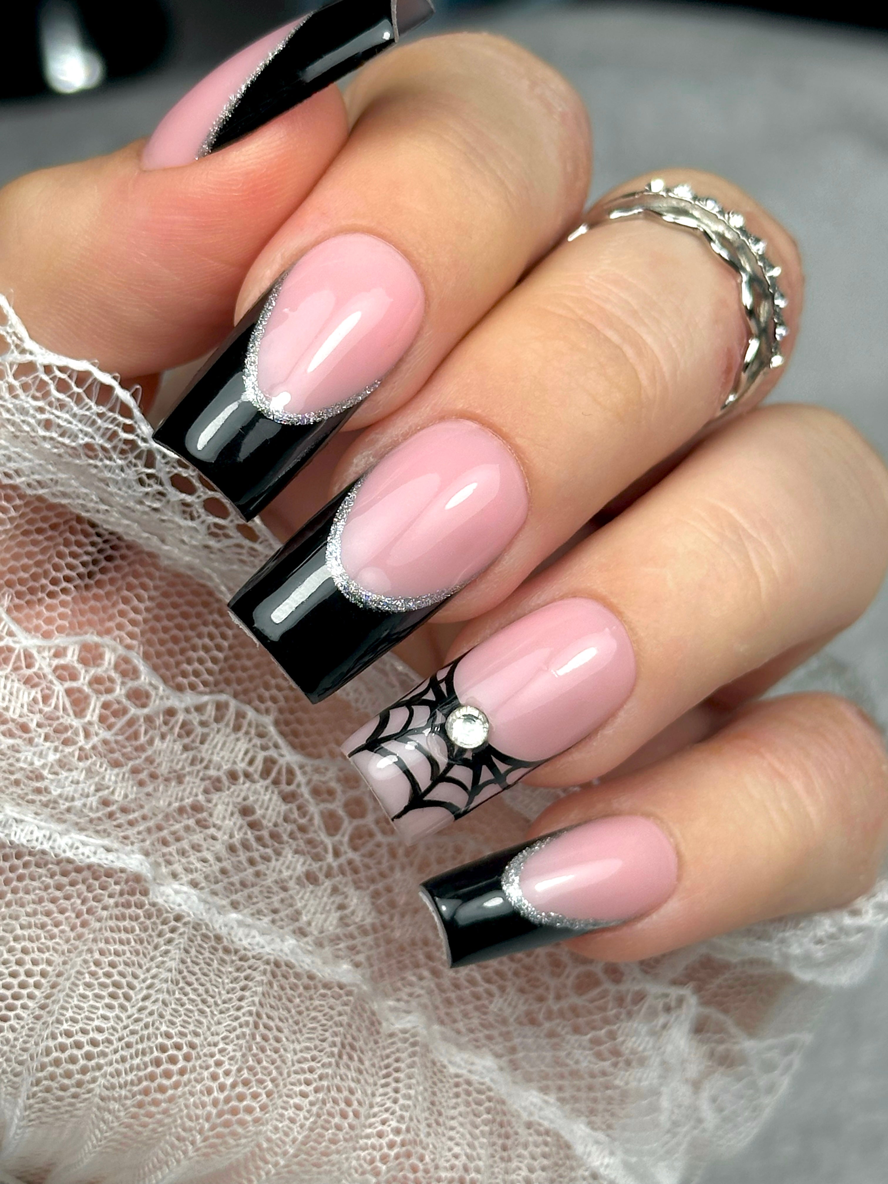 Minimalist Halloween 🕸️
