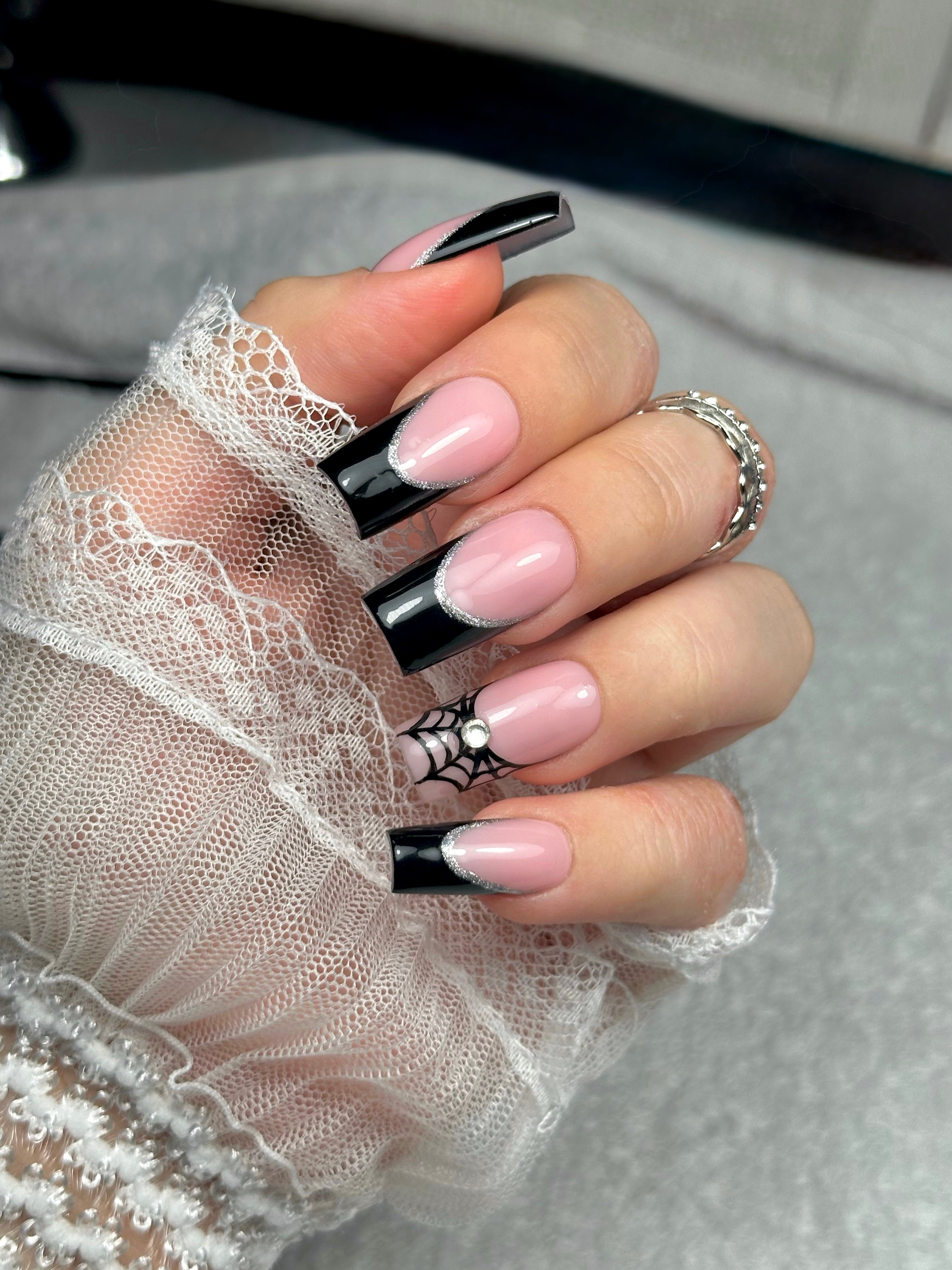 Minimalist Halloween 🕸️
